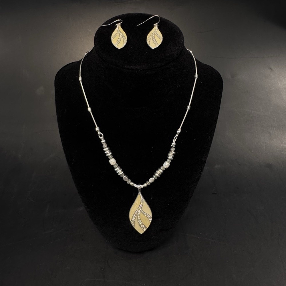 Vintage 90s Costume Jewelry Necklace & Earrings‎ Set Silver Tone Ivory & White
